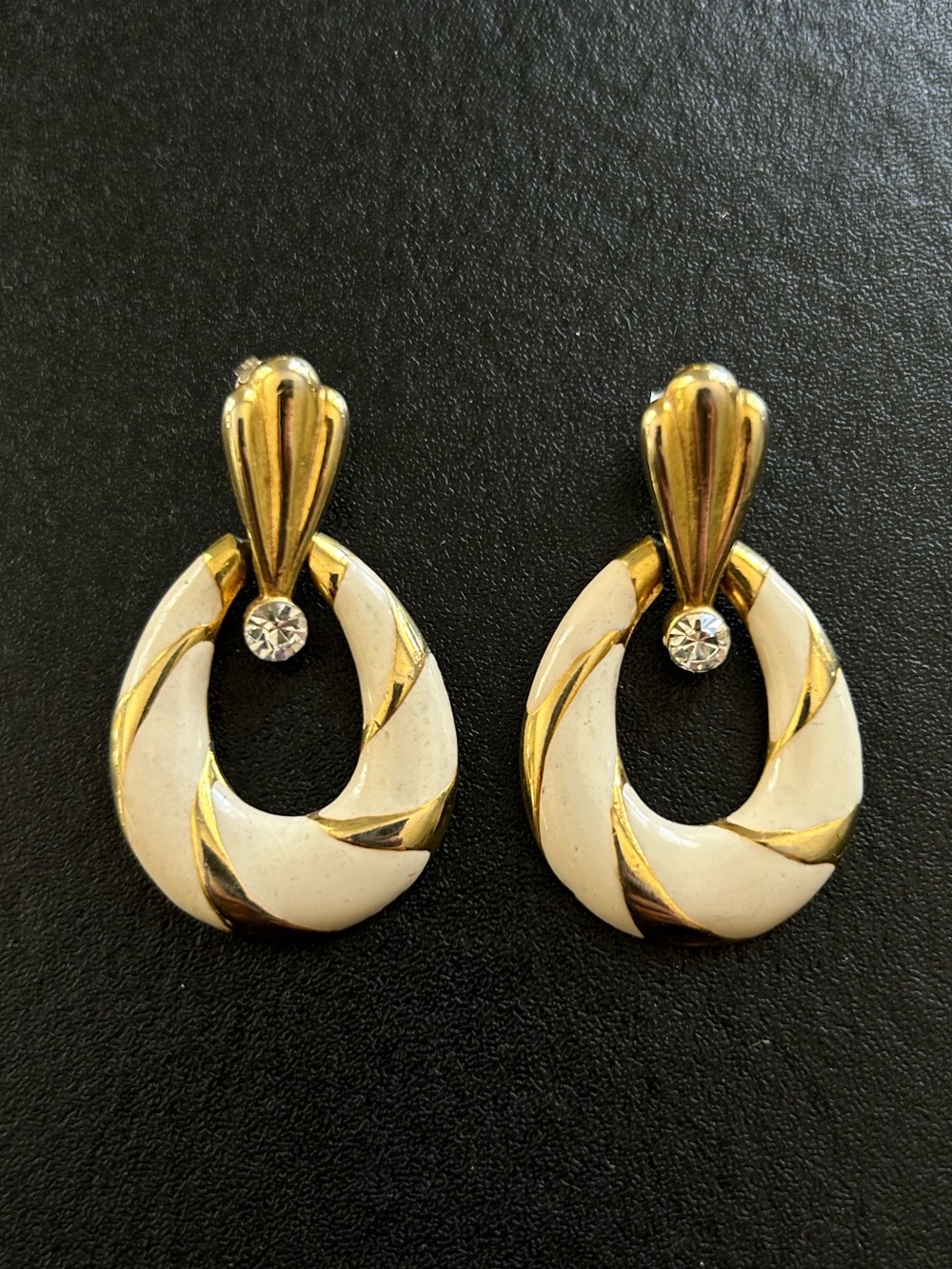 Vtg Gold & Cream Door Knocker Swirl Enamel Hoop Drop Earrings With Crystal